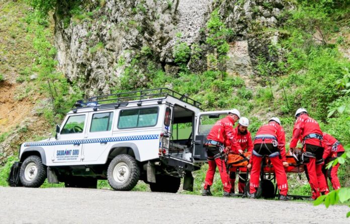În ultimele 24 de ore salvatorii au primit 12 apeluri prin care se cerea ajutorul lor de urgență: 15 persoane salvate și un deces