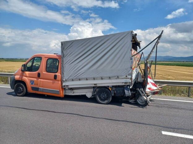 Un TIR a lovit o autoutilitară în care se aflau drumari, pe Varianta Brașov (FOTO)