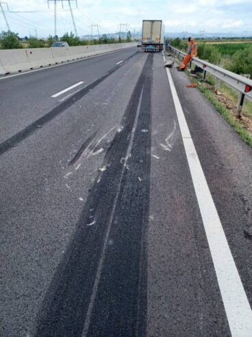 Un TIR a lovit o autoutilitară în care se aflau drumari, pe Varianta Brașov (FOTO)