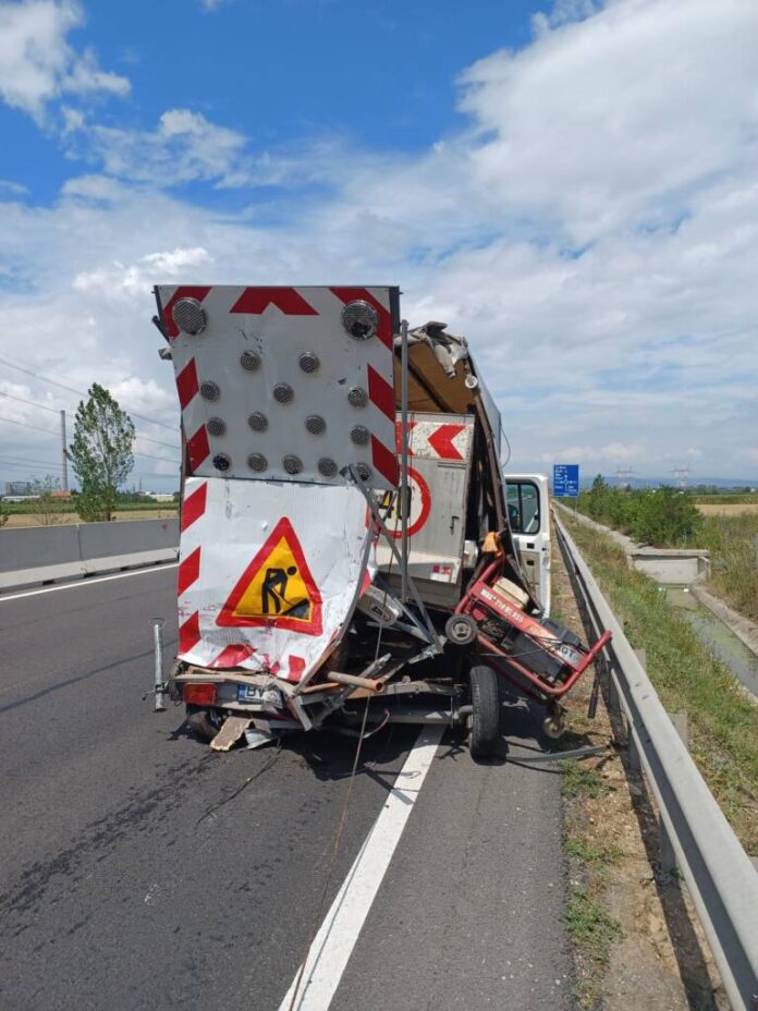 Un TIR a lovit o autoutilitară în care se aflau drumari, pe Varianta Brașov (FOTO)