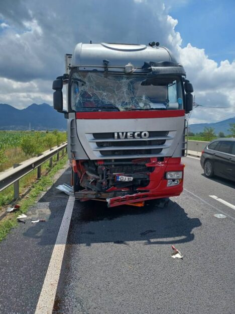 Un TIR a lovit o autoutilitară în care se aflau drumari, pe Varianta Brașov (FOTO)