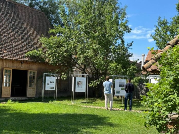 Casa din Viscri a Regelui Charles al III-lea găzduiește expoziția de pictură „Captiv între lumi”, de G. M. Cantacuzino