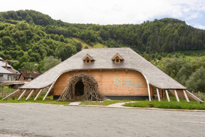 Fundația Conservation Carpathia a deschis Centrul de vizitare „Casa Castorului” în comuna Rucăr