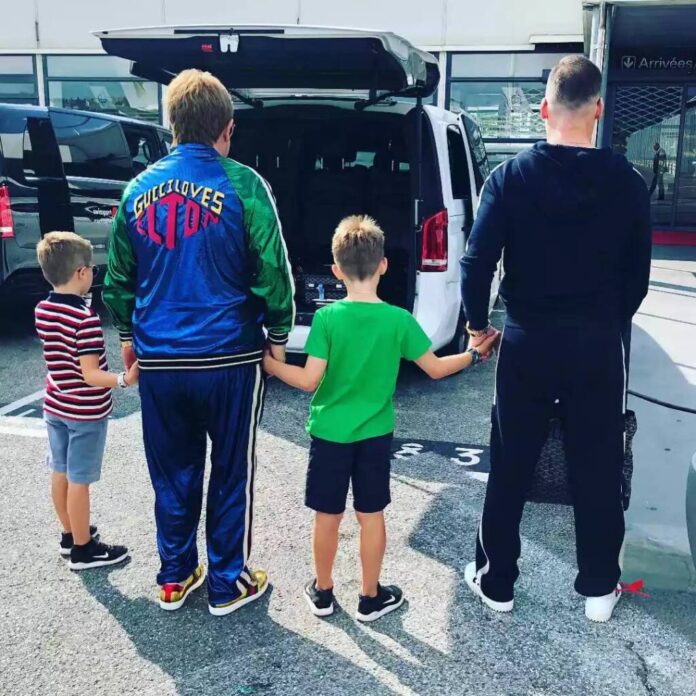 Elton John confirmă că nu va mai face turnee datorită fiilor săi