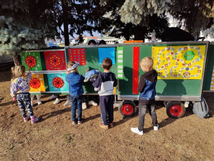 Grădinițe estivale, pentru copiii din comunități izolate afectate de sărăcie severă