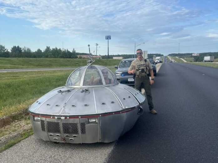 Vehicul neobișnuit, în formă de OZN, oprit pe autostradă