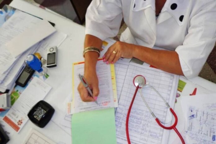 Amenzi de 500.000 de lei pentru zeci de medici care au dat concedii medicale nejustificate