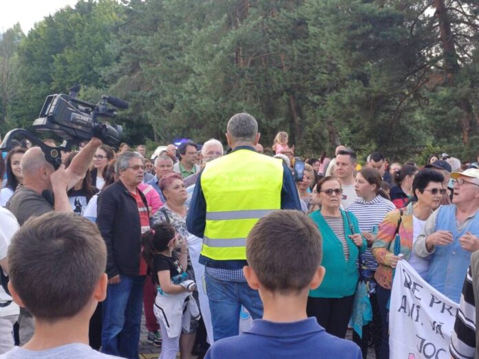 Protest în Victoria, în fața societății Ecolab-Purolite: ,,Vrem să respirăm aer curat la Victora“