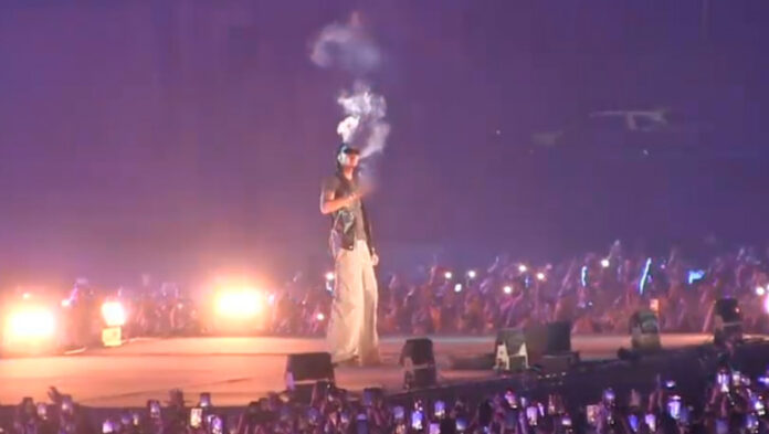Rapperul american Wiz Khalifa, urmărit penal după ce a fumat canabis pe scena festivalului din Costinești