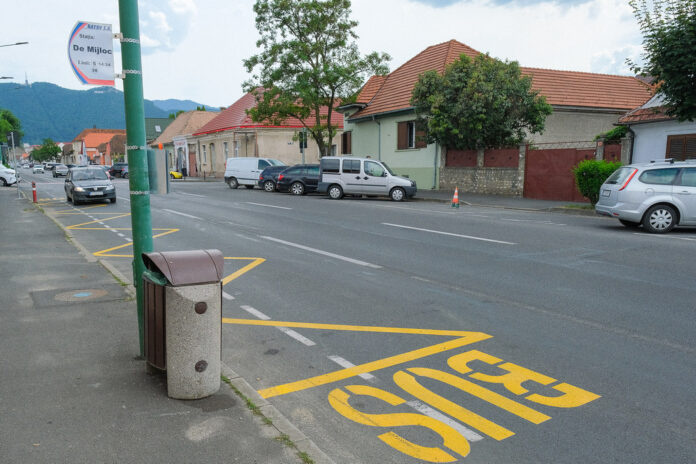 Brașov: Proiectul de amenajare a benzilor de circulație dedicate transportului în comun a ajuns la faza de marcaje