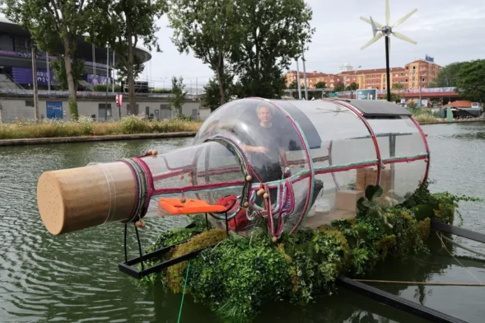 Un artist va locui în timpul Jocurilor Olimpice într-o sticlă uriașă amplasată pe canalul Saint-Denis din Paris 