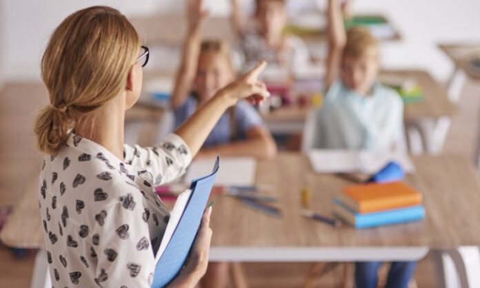 Eliminarea examenului de Titularizare și angajarea profesorilor direct de școli. Este recomandarea UE