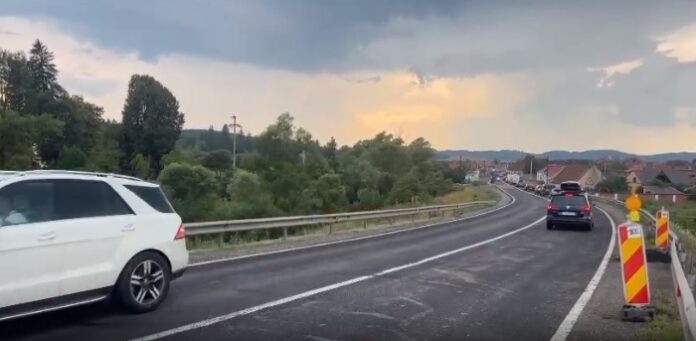 Se redeschide traficul pe ambele sensuri pe DN 1, în zona pasajului de la Vlădeni
