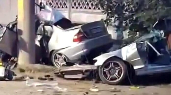 Doi tineri polițiști au murit într-un accident tragic: BMW-ul lor s-a rupt în două într-un stâlp