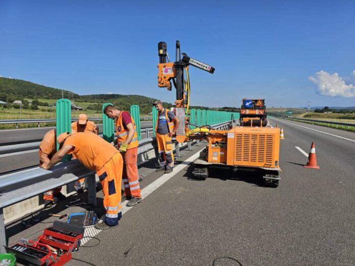 Direcția Regională de Drumuri și Poduri Brașov înlocuiește parapetul de siguranță deteriorat