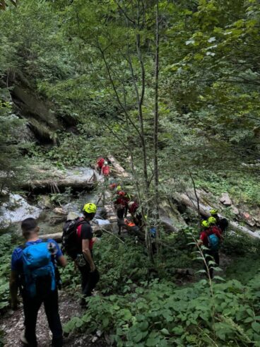 Acțiune complexă de salvare pentru un turist accidentat în Munții Făgăraș (FOTO)