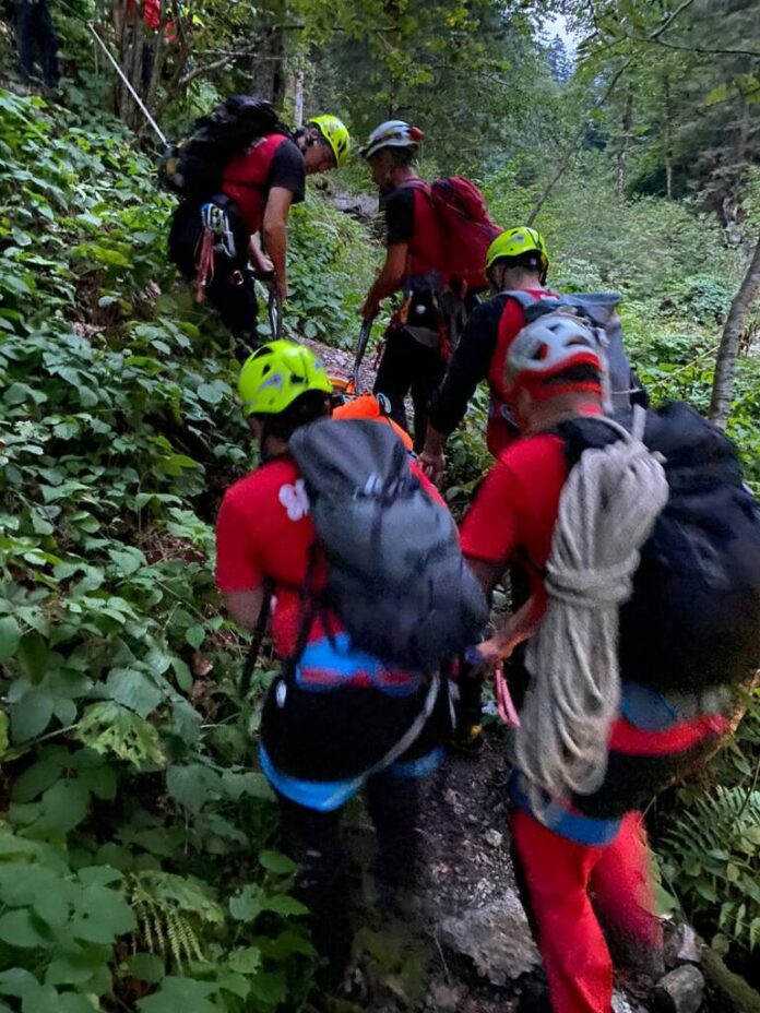 Acțiune complexă de salvare pentru un turist accidentat în Munții Făgăraș (FOTO)