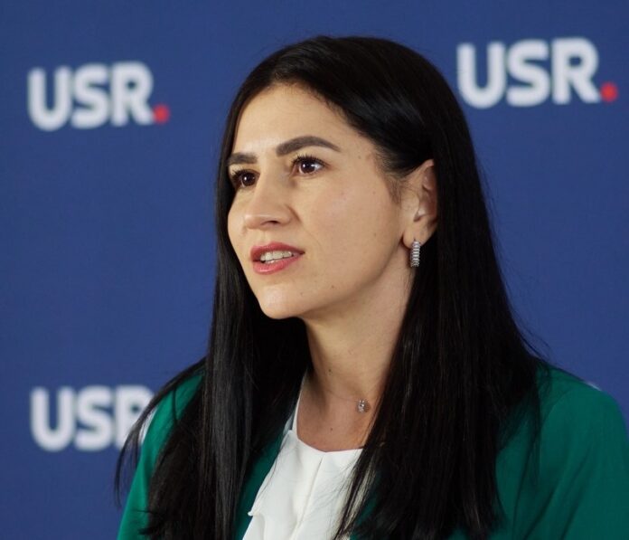 După 20 de ani de administrație neperformantă PNL, comuna Dumbrăvița a ales schimbarea. Anisia Costescu, viitoarea primăriță, se pregătește de preluarea atribuțiilor specifice