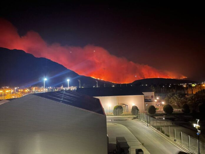 Acțiunile pompierilor români din Grecia continuă. Incendiile s-au apropiat de zonele rezidențiale (FOTO, VIDEO)