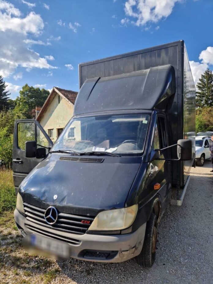 Polițiștii au amendat un șofer și i-au confiscat autovehiculul pentru că nu a respectat legislația în domeniul substanțelor și deșeurilor periculoase