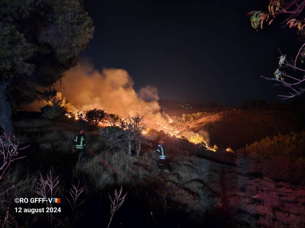 Acțiunile pompierilor români din Grecia continuă. Incendiile s-au apropiat de zonele rezidențiale (FOTO, VIDEO)