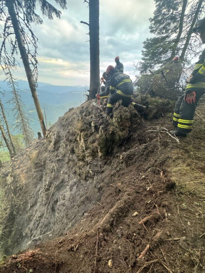 Locul incendiului izbucnit în masivul Piatra Craiului este monitorizat