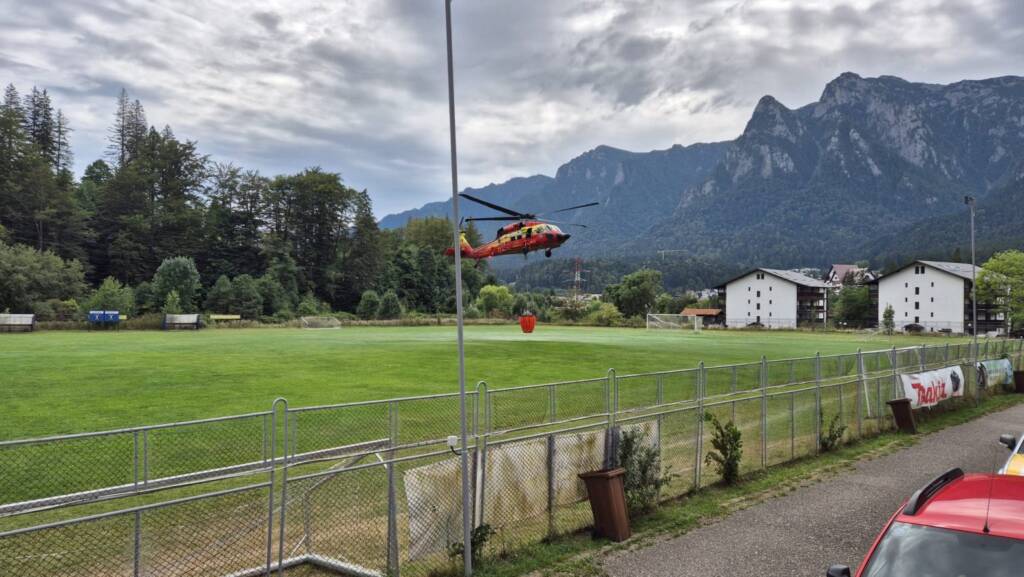 Incendiu în Bucegi: Intervenție aeriană pentru stingerea focului