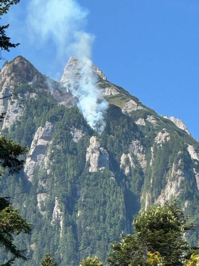 Focul a reizbucnit în Bucegi: Salvamontiștii solicită turiștilor să evite zona