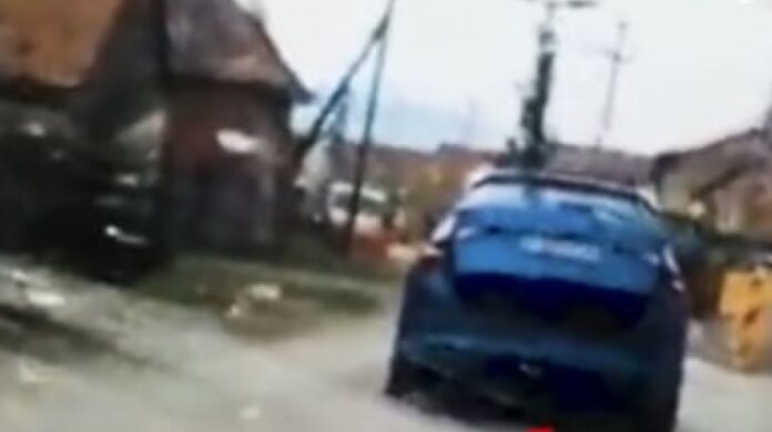 Copil înfășurat în covor și băgat în portbagaj de tatăl lui, în Harghita 