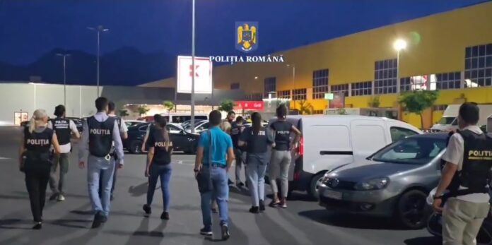 În 2 ore, polițiștii brașoveni au legitimat aproape 100 de persoane și au dat 19 sancțiuni (VIDEO)