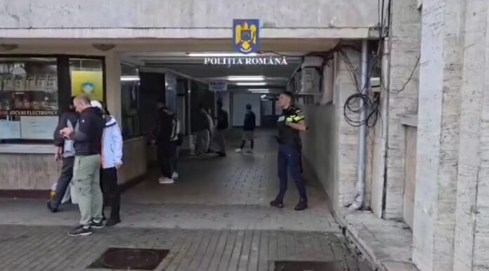 Polițiștii au legitimat mai multe persoane prezente prin gările și autogările din Brașov (VIDEO)