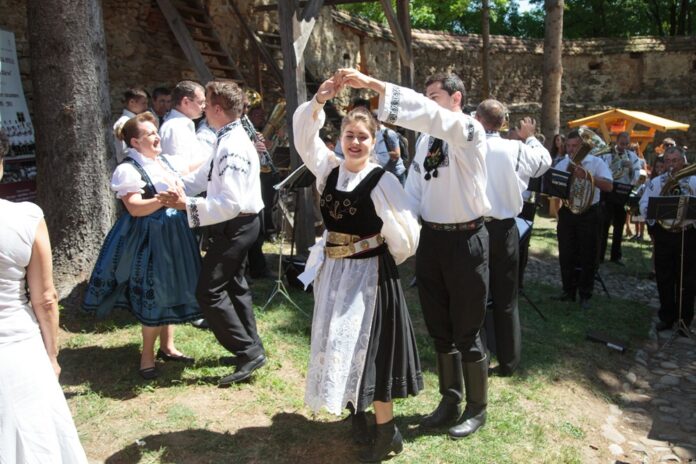 Balul tradiţional săsesc din Criţ, la Festivalul Săptămâna Haferland