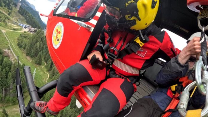 Turistă accidentată în Munții Ciucaș, evacuată cu elicopterul SMURD