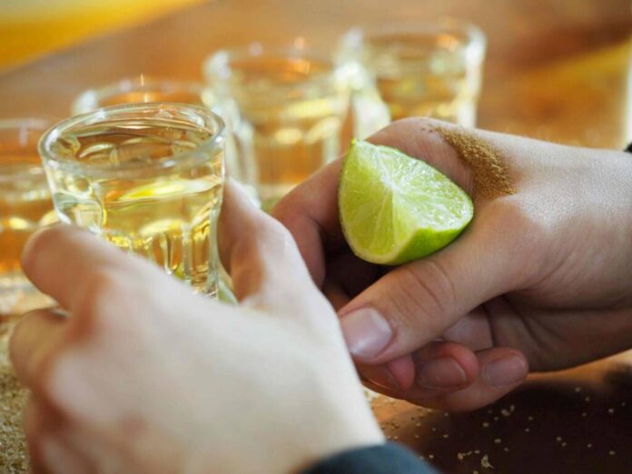 (P) Tequila și Gin: Două Spirite Iubite și Diversificate - Află cum le poți folosi chiar la tine în bucătărie pentru a impresiona toți musafirii