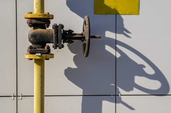 O sancțiune la Brașov după ce agenții economici care au conducte de transport produse petroliere și gaze naturale au fost verificați de inspectorii de muncă