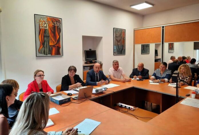 Brașov: Autoritățile discută despre prevenirea consumului de droguri în rândul elevilor