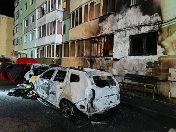 Incendiul din Codlea, care a afectat mașini și fațada unui bloc, provocat de un bărbat găsit de polițiști în Mangalia