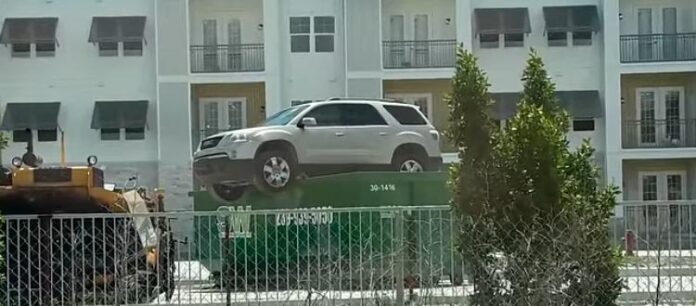 SUV parcat pe un tomberon în Florida