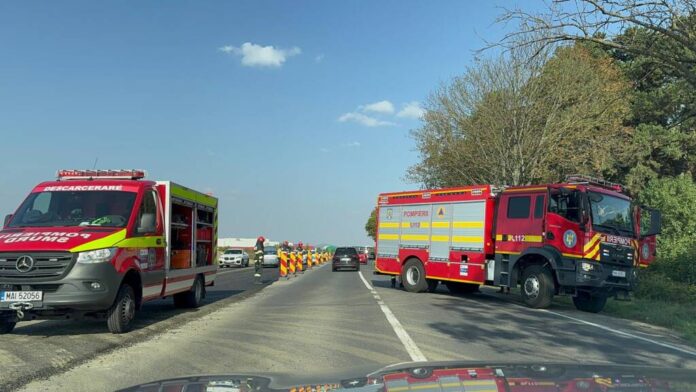 Un autoturism a intrat într-un copac pe DN 73, între Brașov și Cristian (foto:brasov.net)
