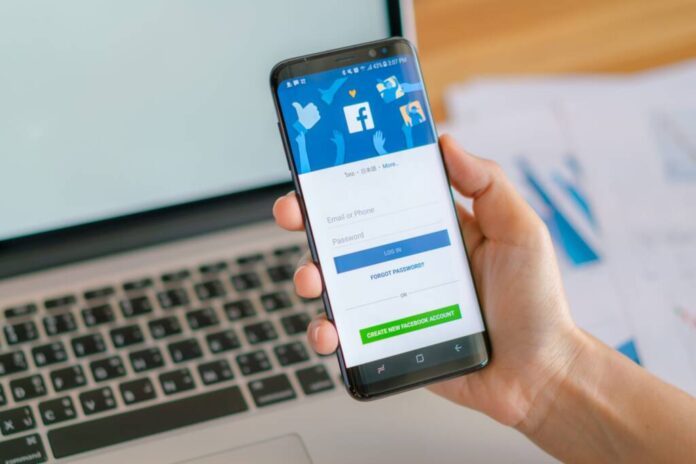 Metodă nouă de înșelăciune care circulă pe Facebook. Mii de români rămân fără bani pe card.