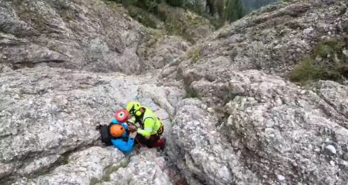 VIDEO: Turist blocat sub peretele Gălbinele din Munții Bucegi, salvat cu elicopterul