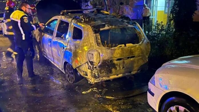 Femeie arestată după ce a incendiat o maşină din cauza nervilor