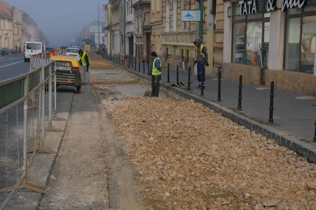 Brașov: Lucrări de refacere a carosabilului pe str. Lungă (FOTO)