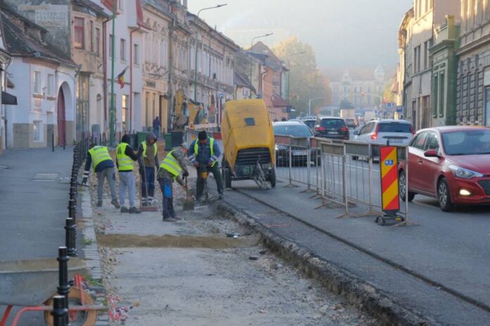 Brașov: Lucrări de refacere a carosabilului pe str. Lungă (FOTO)