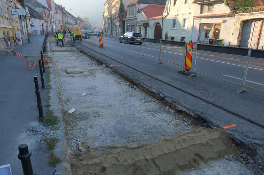 Brașov: Lucrări de refacere a carosabilului pe str. Lungă (FOTO)