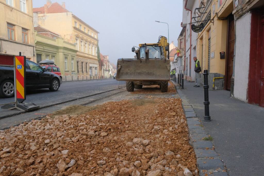 Brașov: Lucrări de refacere a carosabilului pe str. Lungă (FOTO)