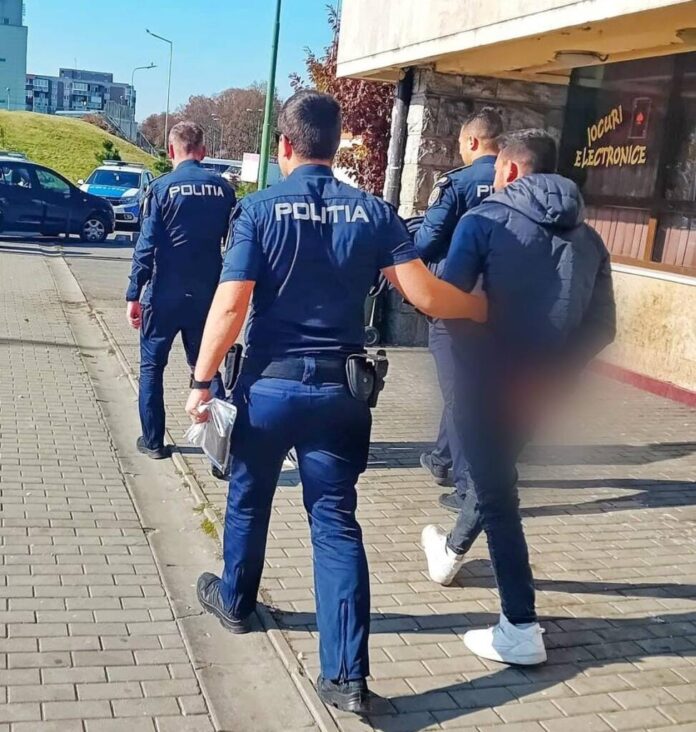 Indivizi arestați după ce au furat portofelul unui bărbat în halta CF Apața
