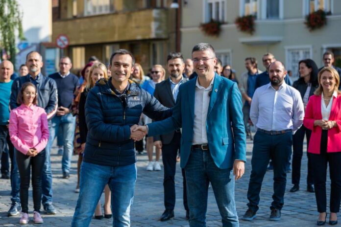 Taxe mai mici pe veniturile din muncă, cursuri de conducere în licee, un sistem de pensii predictibil și posibilitatea de a-ți alege asiguratorul fără să plătești în plus sunt măsuri care se regăsesc în programul de guvernare al USR