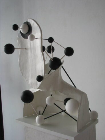 Expoziția „Atinge-mă”, o explorare a sculpturii cinetice, semnată de Horia Hudubeț, la Muzeul de Artă Brașov. Vizitatorii se pot implica în modelarea lucrărilor