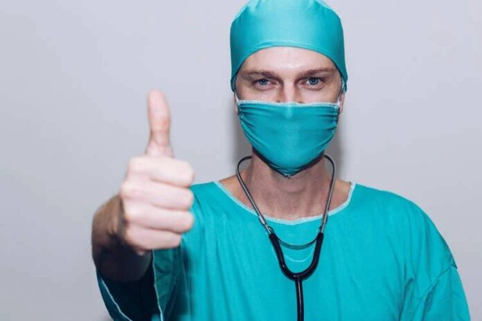 Un fals doctor a efectuat operații timp de 20 de ani înainte de a fi arestat